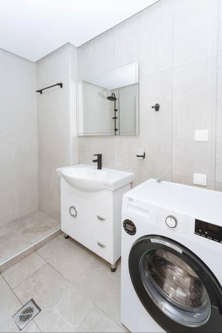 Chic Apartment Near Acropolis Атина Екстериор снимка